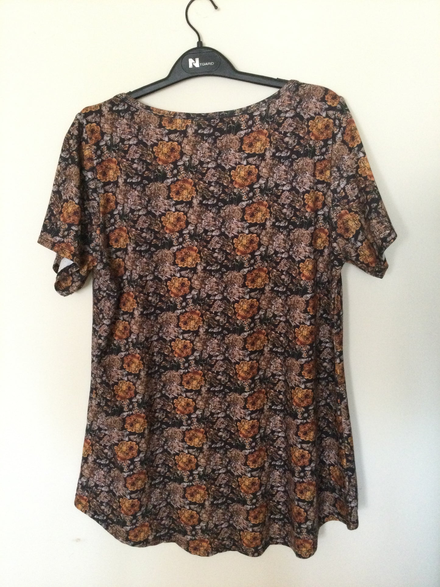 (AE#) Top Size L- Lularoe Classic